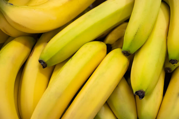 ファーマーズマーケットで熟したバナナ。 - banana bunch yellow healthy lifestyle ストックフォトと画像