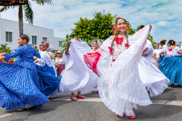 chicas panameñas vestidas con pollera, en las tablas, panamá. - panama fotografías e imágenes de stock