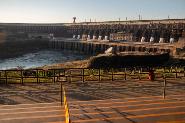 hydroélectricité du barrage d’itaipu entre le brésil et le paraguay. itaipu binational. - itaipu dam photos et images de collection