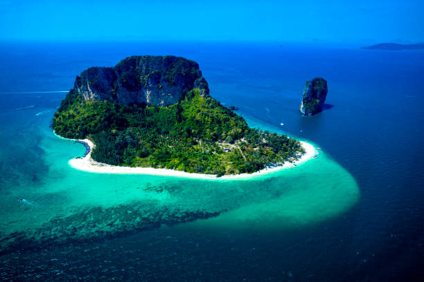 Famous tourist attractions of Krabi aerial top view strait between the Poda island and Ma Tang Ming island in Krabi koh poda stock pictures, royalty-free photos & images