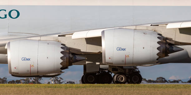 motores a jato general electric genx em aeronaves de carga boeing 747-8. - boeing 747 airplane commercial airplane jet - fotografias e filmes do acervo