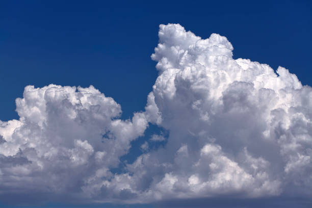 スカイクラウド雲並み ブルークムルスクムロンバス - cumulus cloud cloud sky only cumulonimbus ストックフォトと画像