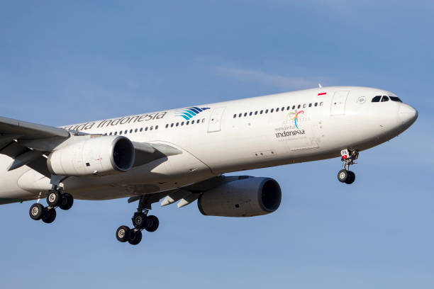 garuda indonesia airbus a330-341 aereo di linea pk-gpa in avvicinamento per atterrare all'aeroporto internazionale di melbourne. - garuda foto e immagini stock