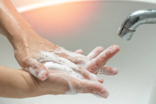 prevenir o coronavírus ou o conceito covid-19. lavagem das mãos com sabão de bolha na pia. - 2650 - fotografias e filmes do acervo