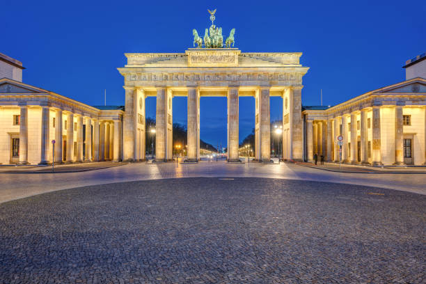 el brandenburger tor iluminado en berlín - brandenburg gate berlin germany germany night fotografías e imágenes de stock