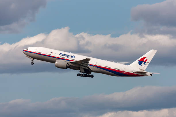 malaysia airlines boeing 777-2h6/er 9m-mri partindo do aeroporto internacional de melbourne. - boeing airplane cargo airplane commercial airplane - fotografias e filmes do acervo