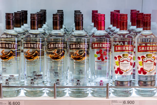 bottiglie di vodka smirnoff su uno scaffale nell'aeroporto duty free - smirnoff vodka bottle alcohol foto e immagini stock