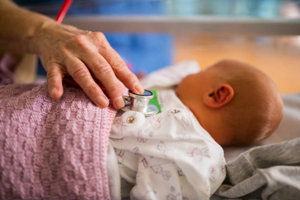 coronavirus i małe dziecko rodzi. covid-19 rodzić podczas izolacji. społeczne zdystansowanie się od zakażenia wirusem podczas pandemii. covid pandemii spalin i urodzenia dzieci. covid-19. - patient male nurse nurse hospital zdjęcia i obrazy z banku zdjęć