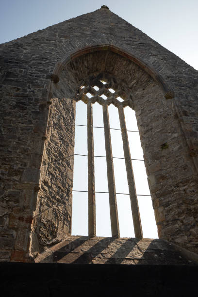 widok na ażurowe okno opactwa sligo, w hrabstwie o tej samej nazwie, irlandia. - castlebar zdjęcia i obrazy z banku zdjęć