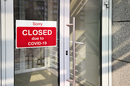 Centro de negocios cerrado debido a COVID-19, señal con lo siento en la ventana de la puerta. Tiendas, restaurantes, oficinas, otros lugares públicos cerrados temporalmente photo