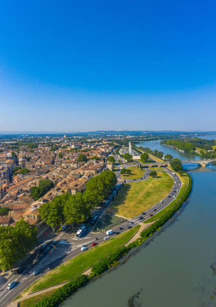 ciudad histórica de aviñón en la orilla del río ródano, francia - rhone bridge fotografías e imágenes de stock