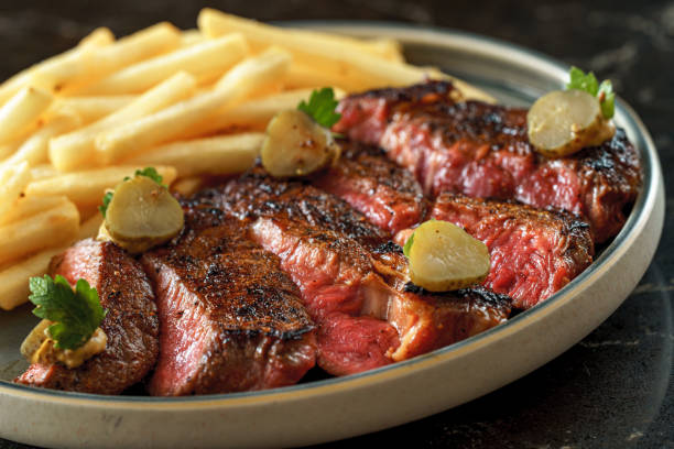 アンガスビーフリブアイステーキフライドポテト - rib eye steak steak beef prepared potato ストックフォトと画像