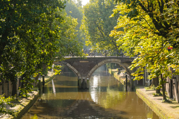 brug en kades langs het kanaal in de stad utrecht, nederland - utrecht stockfoto's en -beelden