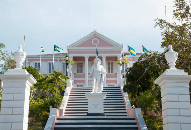casa del governo di nassau con monumento a colombo - nassau foto e immagini stock
