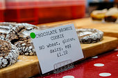 glutenfreie-schokolade-brownie-cookies-zum-verkauf-auf-einem-lebensmittelmarkt.jpg?b=1&s=170x170&k=20&c=7ed1YIERVeP8iXToFMUD9vmHkCmFvT5watSC-My1czE=