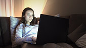 junge-kaukasische-studentin-die-von-zu-hause-aus-arbeitet-und-studiert-corona-covid19-virus.jpg?b=1&s=170x170&k=20&c=3PN9ZRoG7ck9im5O-ydGf8l4SVm7zN9SvtBj1EDCV4Y=