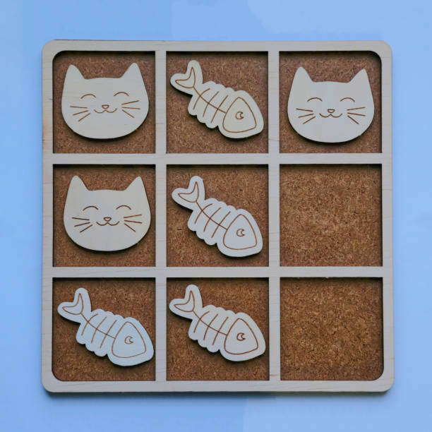 猫と魚の形で木製ゲームチックタックトゥ - board game piece 写真 ストックフォトと画像