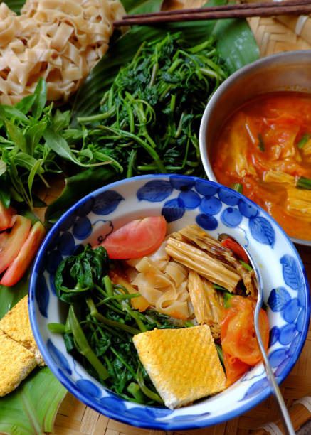 bandeja de comida para o café da manhã vegetariano, sopa caseira vietnamita de macarrão panqueca seca - indochina soup flag national flag - fotografias e filmes do acervo