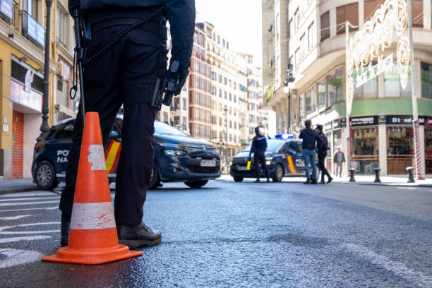 polizei führt verkehrskontrollen während der coronavirus-pandemie in valencia, spanien durch - police power stock-fotos und bilder