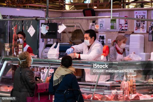 Foto de Açougueiro E Seu Cliente No Mercado Central Durante A Pandemia De Coronavírus Covid 19 Em Valência Espanha e mais fotos de stock de Açougueiro