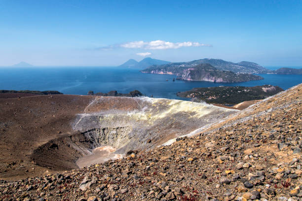 le cratère actif de vulcano - lipari island photos et images de collection