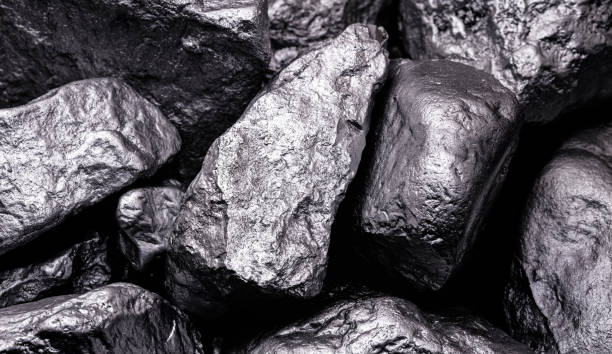 nyers mangán. mangán kő fekete alapon elszigetelve. nehézfémek ásványi kivonása brazíliából. - manganese témájú stock jellegű vizuális alkotások, jogdíjmentes fotók és képek