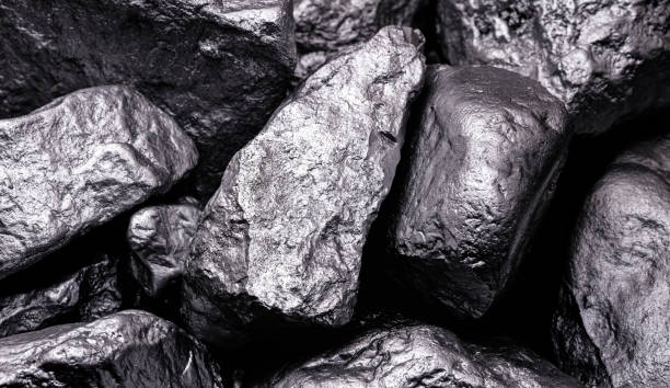 manganês cru. pedra de manganês isolada em fundo preto. extração mineral de metais pesados do brasil. - minério metálico - fotografias e filmes do acervo