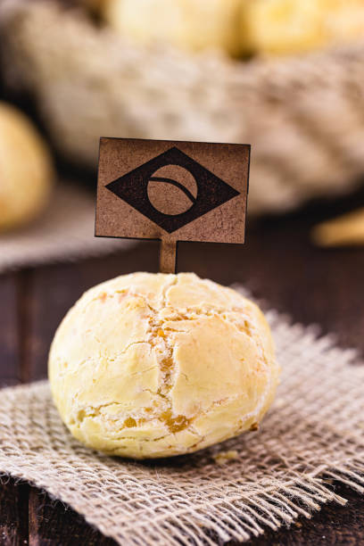бразильский сырный хлеб, национальная страсть, бразильская традиция, созданная в штате минас-герайс. большинство потребляется пища в стран - minas gerais state flag brazilian flag brazil стоковые фото и изображения
