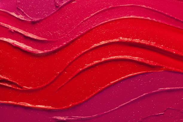 fond rose pourpre massif de rouge à lèvres - crushed make up cosmetics lipstick photos et images de collection