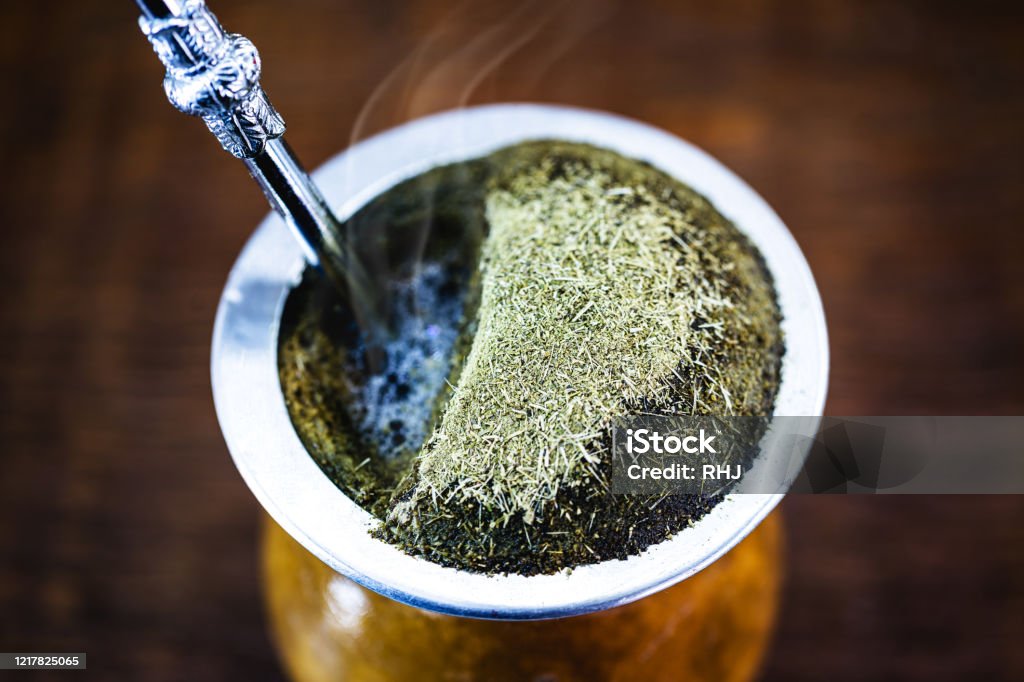 fontein Zichzelf afbetalen Yerba Mate Thee In Kalebas Op Houten Tafel Traditionele Argentijnse Uruguayaanse En Braziliaanse Drank Typische Drank Van Rio Grande Do Sul Stockfoto en meer beelden van Rio Grande do Sul - iStock fontein Zichzelf afbetalen Yerba Mate Thee In Kalebas Op Houten Tafel Traditionele Argentijnse Uruguayaanse En Braziliaanse Drank Typische Drank Van Rio Grande Do Sul Stockfoto en meer beelden van Rio Grande do Sul - iStock