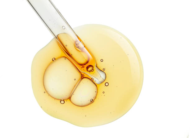 fotografii de stoc, fotografii și imagini scutite de redevențe cu gel galben sau ser de esență de ulei cu pipete pe fond izolat alb - vitamina c