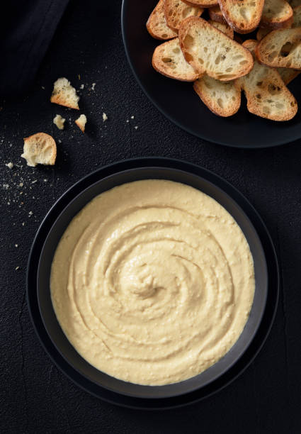 hummus et pain sec - houmous photos et images de collection