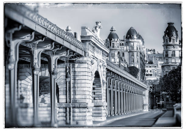 The Pont de Bir-Hakeim ( English: Bridge of Bir-Hakeim ), formerly the Pont de Passy ( Bridge of Passy ), is a bridge that crosses the Seine in Paris. It connects the 15th and 16th arrondissement, passing through the Île aux Cygnes built in 1878