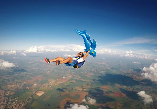 skydiver zabawy na niebie - extreme sports parachute copy space parachuting zdjęcia i obrazy z banku zdjęć
