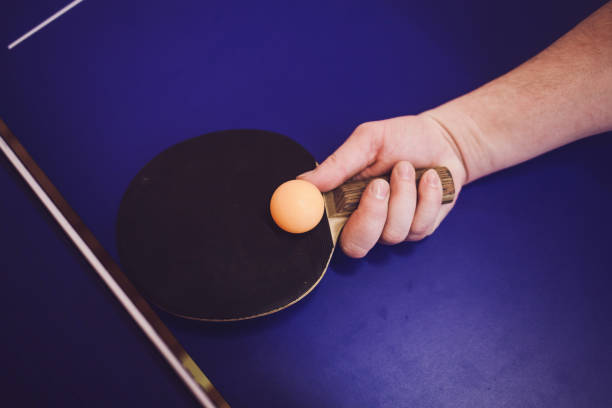 hand mit rakete - table tennis tennis table indoors stock-fotos und bilder