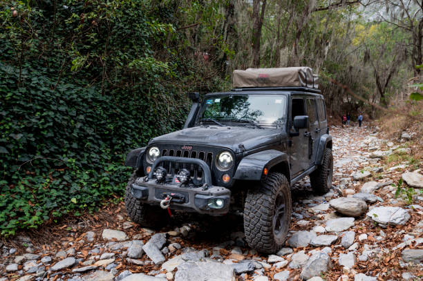 Off-road vehicle in a difficult road. Santiago Nuevo Leon, Mexico. February 2, 2020. A jeep wrangler passes a road full of rocks. 4x4 stock pictures, royalty-free photos & images