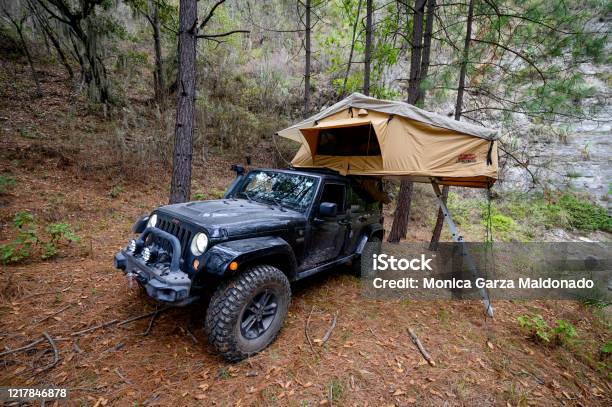 屋根のテントを持つすべての地形車両 - テントのストックフォトや画像を多数ご用意 - テント, 屋根, キャンプする