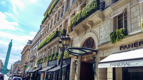 In June 2016, rich tourists were staying at the Hotel Park Hyatt in Paris in France