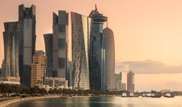 die skyline von west bay und doha city, katar - museum of islamic art doha stock-fotos und bilder