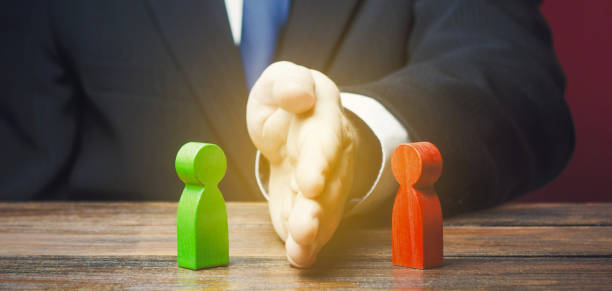 Man divides warring parties conflict with a hand. Mediator services. Stop fight, ceasefire clashes. Finding a compromise. De-escalation of conflict. Avoid the war, start the negotiation process el hombre divide a las partes en conflicto con una mano. servicios de mediación. alto a la lucha, enfrentamientos de alto el fuego. encontrar un compromiso. desescalamiento del conflicto. evitar la guerra, iniciar el proceso de negociación