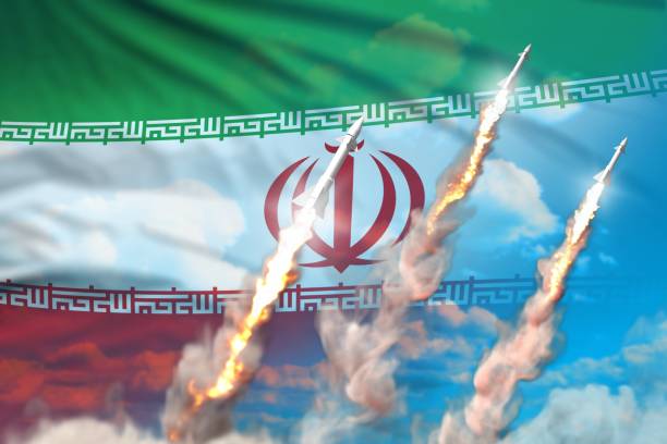 이란 탄도 미사일 발사 - 푸른 하늘 배경에 현대 전략 핵 로켓 무기 개념, 플래그와 군사 산업 3d 그림 - iran 뉴스 사진 이미지