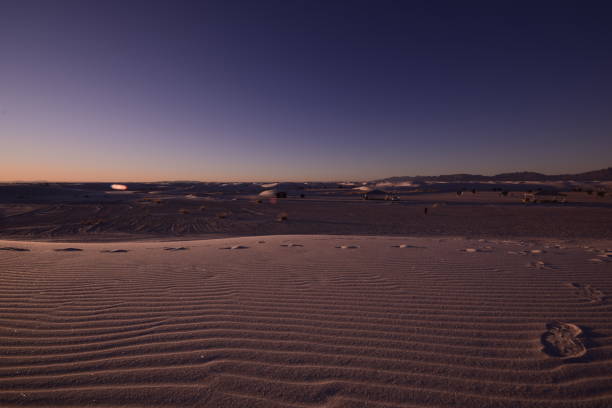schöne sanddünen, die sich über den horizont erstrecken, während ein wunderschöner idyllischer sonnenaufgang gegen klaren lebendigen himmel - new mexico landscape sky ethereal stock-fotos und bilder