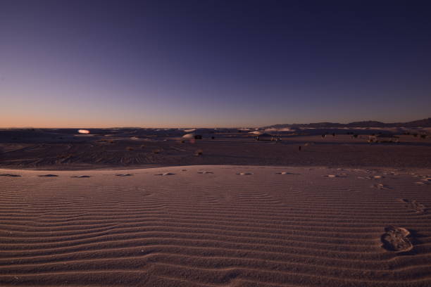 belles dunes de sable s’étendant au-dessus de l’horizon pendant un beau lever de soleil idyllique contre le ciel vif clair - new mexico landscape sky ethereal photos et images de collection