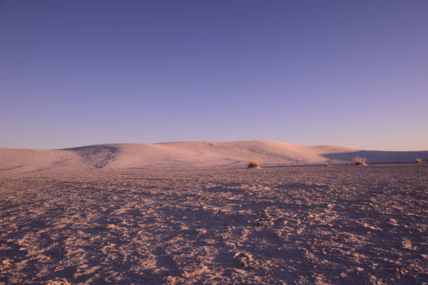 schöne sanddünen, die sich über den horizont erstrecken, während ein wunderschöner idyllischer sonnenaufgang gegen klaren lebendigen himmel - new mexico landscape sky ethereal stock-fotos und bilder