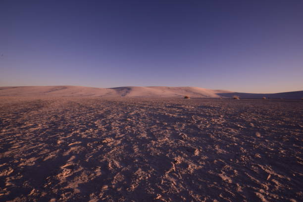 belles dunes de sable s’étendant au-dessus de l’horizon pendant un beau lever de soleil idyllique contre le ciel vif clair - new mexico landscape sky ethereal photos et images de collection