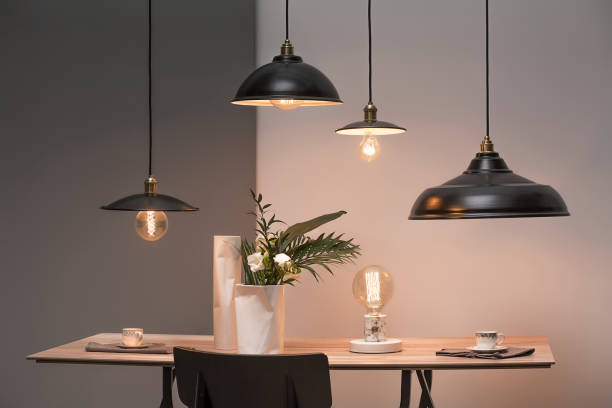 lámparas sobre la mesa - foco luz eléctrica fotografías e imágenes de stock