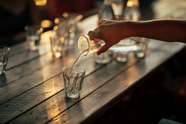 derramando água - pouring water carafe glass - fotografias e filmes do acervo