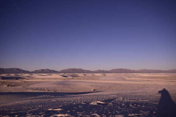 belles dunes de sable s’étendant au-dessus de l’horizon pendant un beau lever de soleil idyllique contre le ciel vif clair - new mexico landscape sky ethereal photos et images de collection