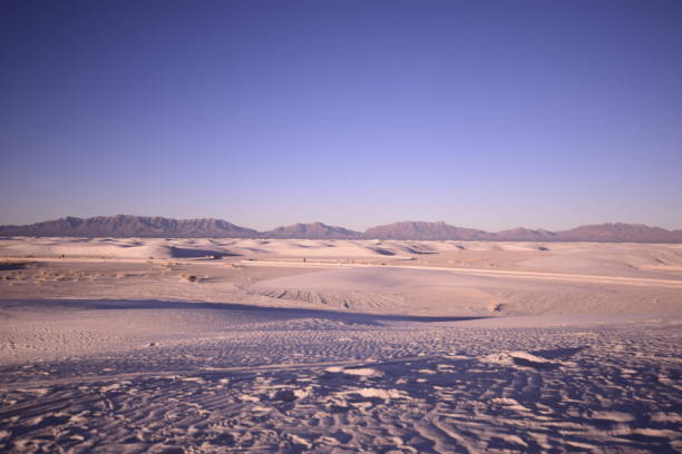 schöne sanddünen, die sich über den horizont erstrecken, während ein wunderschöner idyllischer sonnenaufgang gegen klaren lebendigen himmel - new mexico landscape sky ethereal stock-fotos und bilder