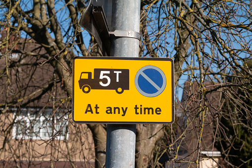 Road Sign in Farningham (near Eynsford), England which stipulates that there should be no stopping or waiting for goods vehicles over 5 tonnes at any time